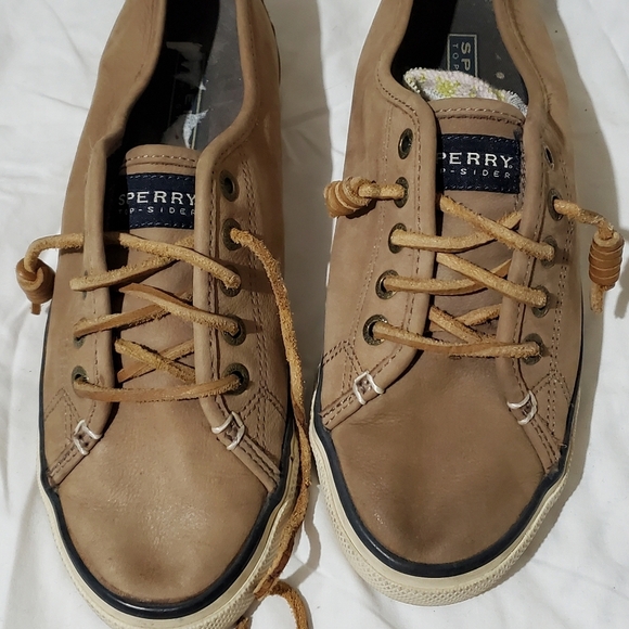 Tennis shoes - Picture 1 of 2